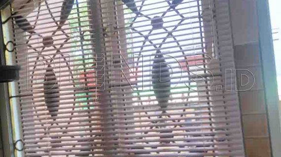 Venetian Blinds Pink Untuk Jendela Dapur Klien Ciputat