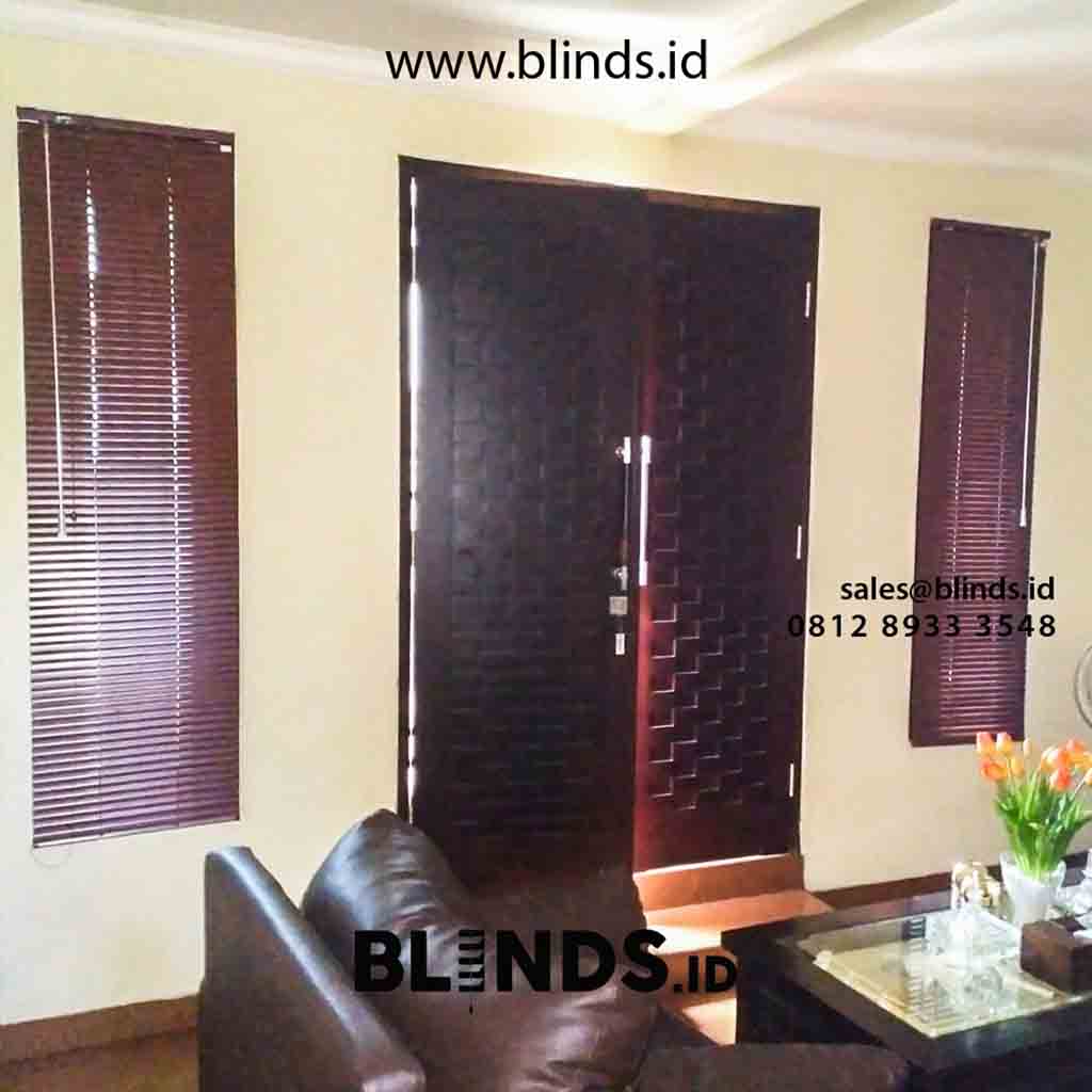 Jendela Cantik Dengan Blinds Coklat Di H. Muchtar Petukangan