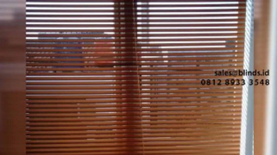 Pemasangan Venetian Blinds Deluxe Slatting 25mm Warna Coklat Di Carina Townhouse Rawa Buaya Jakarta Barat