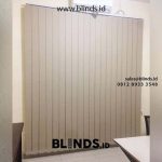 Jendela Cantik Dengan Vertical Blinds Blackout Tidak Tembus Cahaya
